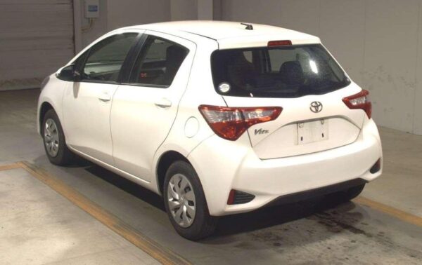 2017 TOYOTA VITZ - Image 4